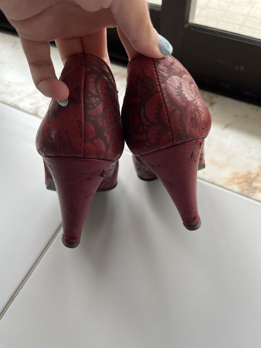 Sapatos de salto alto vermelhos