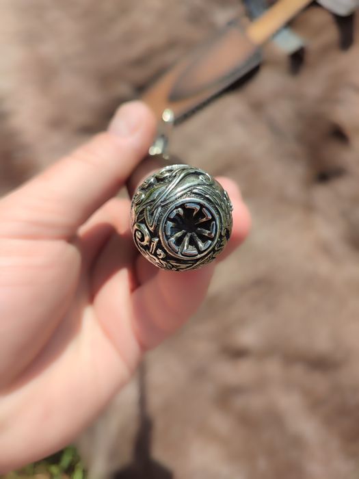 Nóż ręcznie robiony.