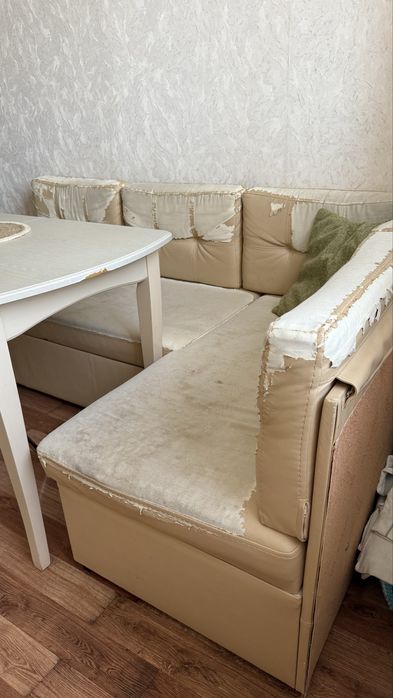 Стіл і диван кутовий на кухню