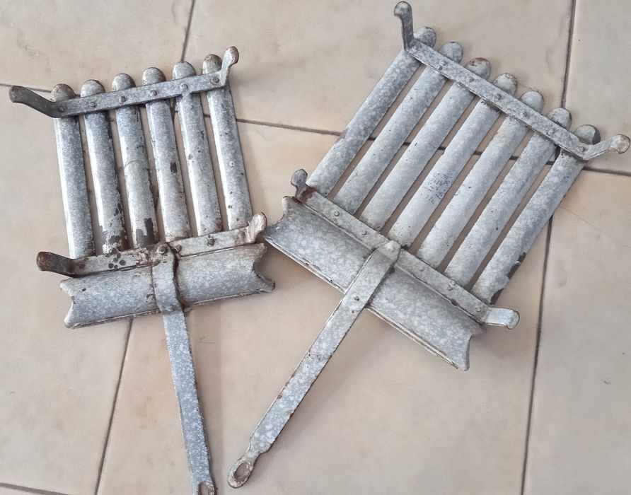 Grelhas em esmalte de grelhadores , duas peças, por 10€