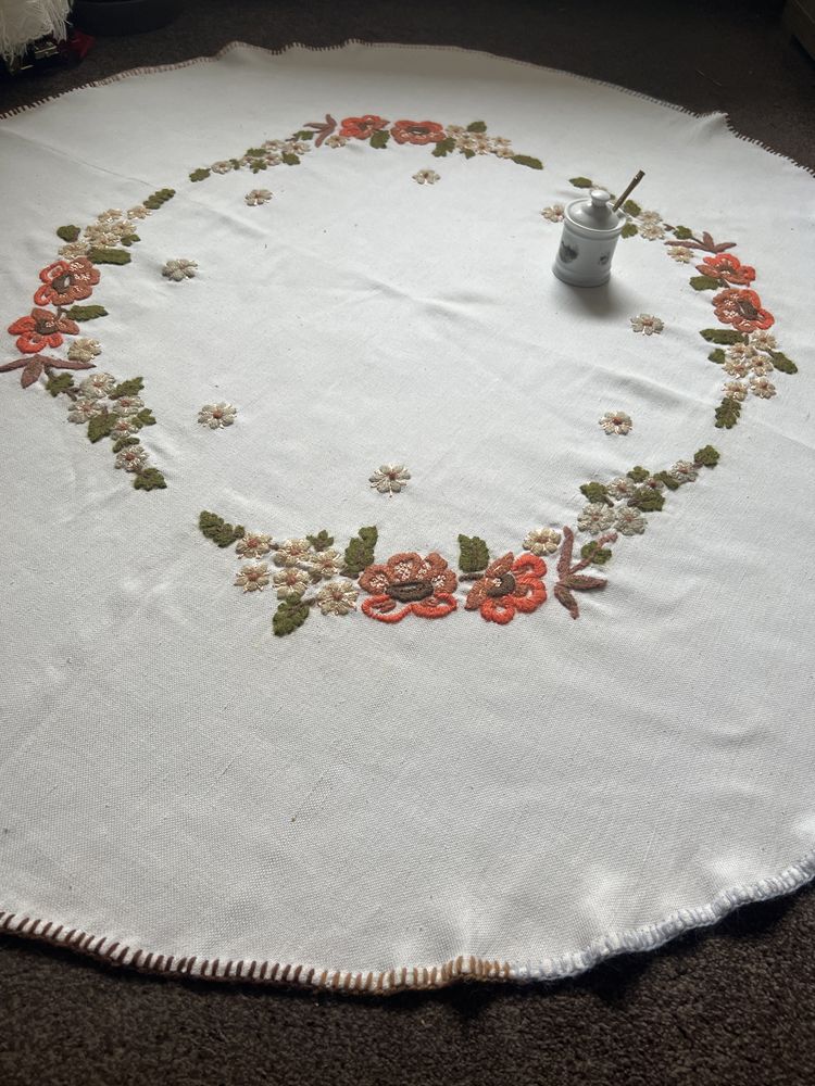 Obrus  okrągły recznie haftowany wzory kwiatowe do kolekcji