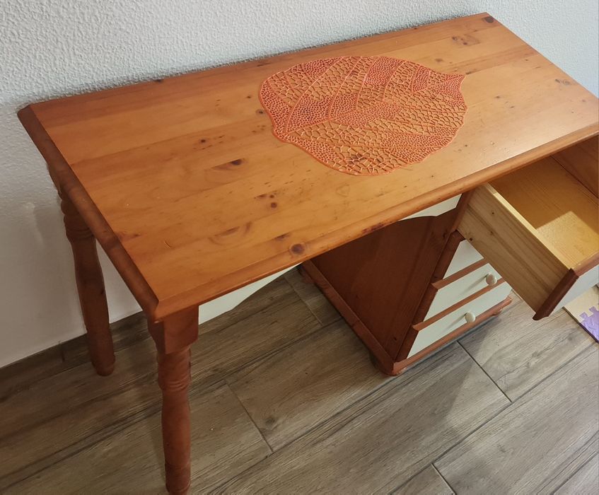 Mesa em madeira. Cadeira e gratuita.