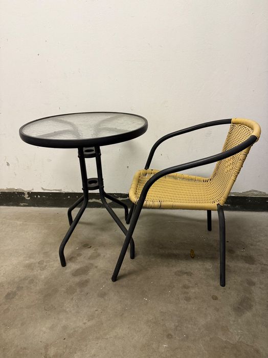 stolik i krzesło na balkon