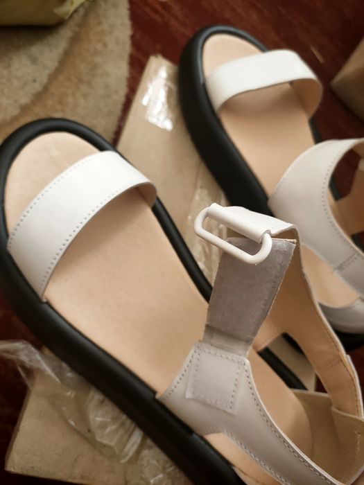 Босоніжки шкіряні нові