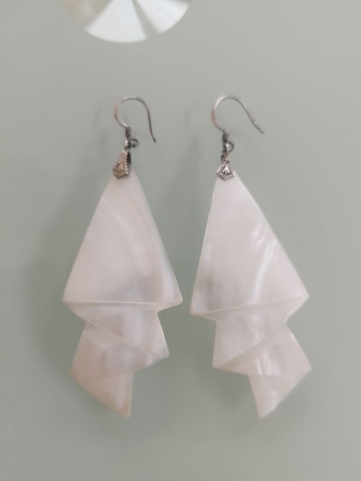 Lindos brincos de prata e madrepérola. Estado muito bom