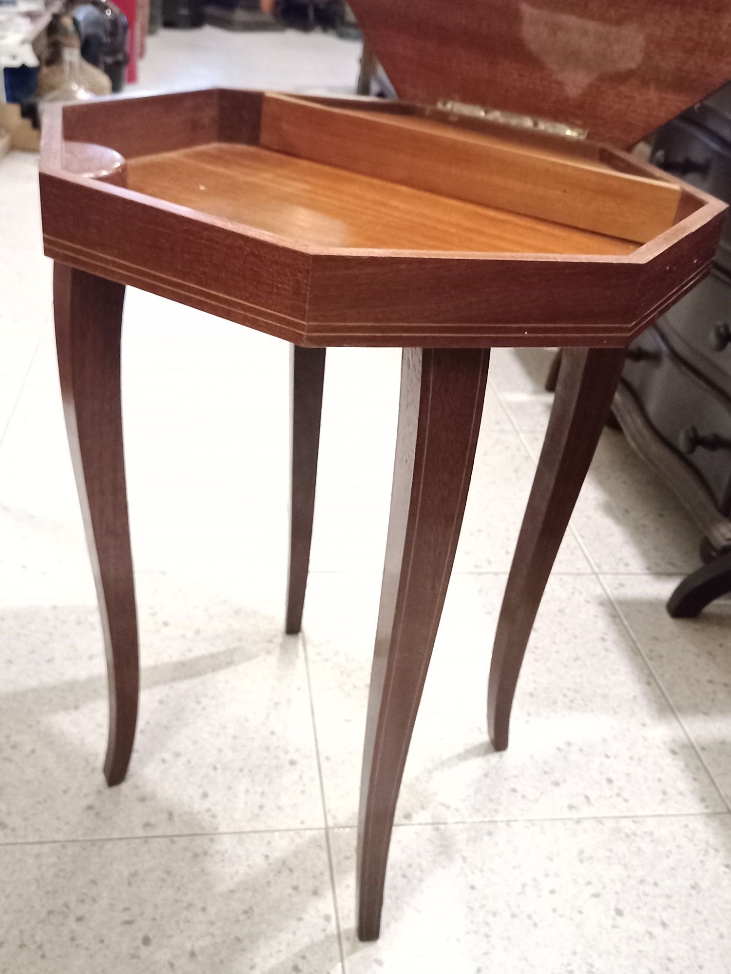 Mesa de costura antiga ou costureirinha com musica