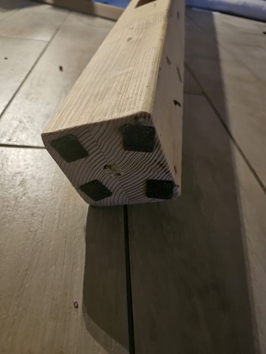 Antresola, łóżko drewniane.