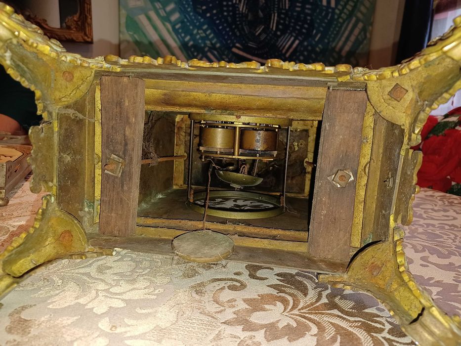 Relógio em ferro trabalhado