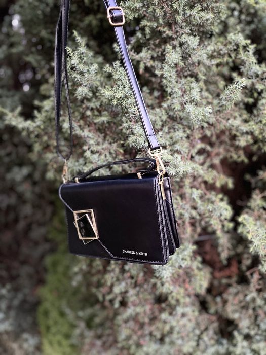 Жіноча сумочка Charles & Keith