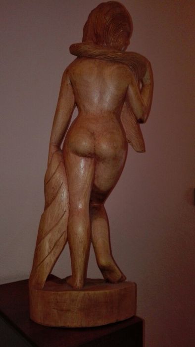 Estatueta de madeira
