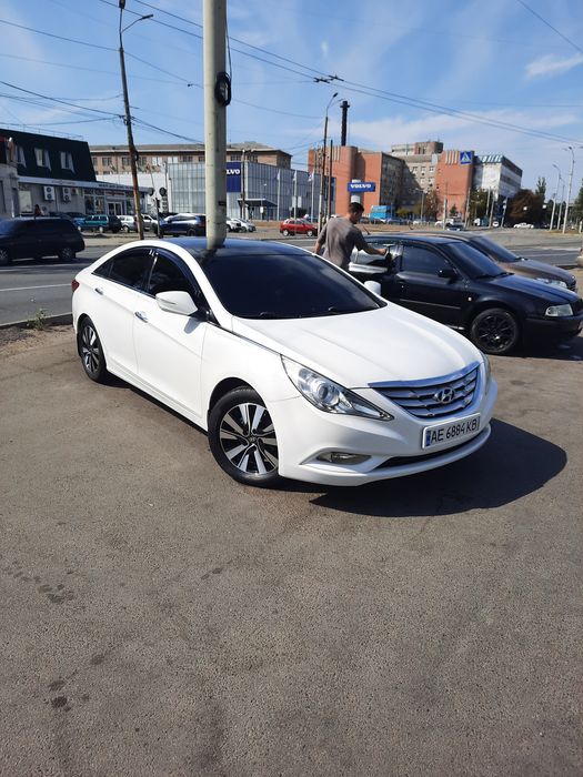 Продам официальное авто приобреталось в автосалоне я 2-й владелец