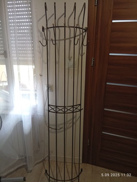 Złoty wieszak metalowy