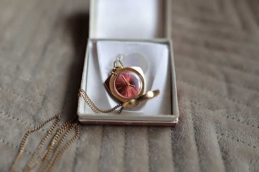 Naszyjnik pozłacany zegarek ZSRR Zaria kolor bordowy *retro unikat