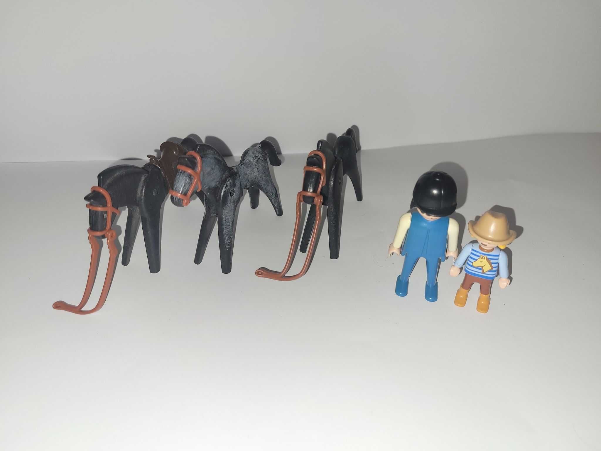 Playmobil trzy konie oraz dwie postacie