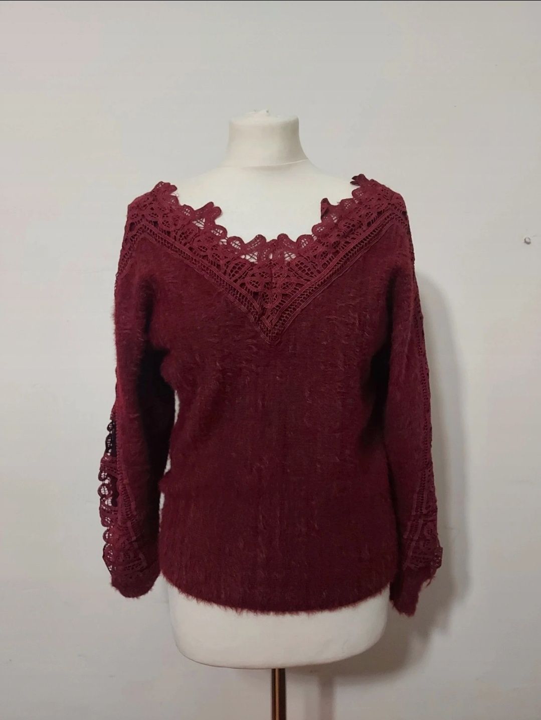 Śliczny Sweter z futerkiem koronkowe rękawy Piękny wzór L/XL
