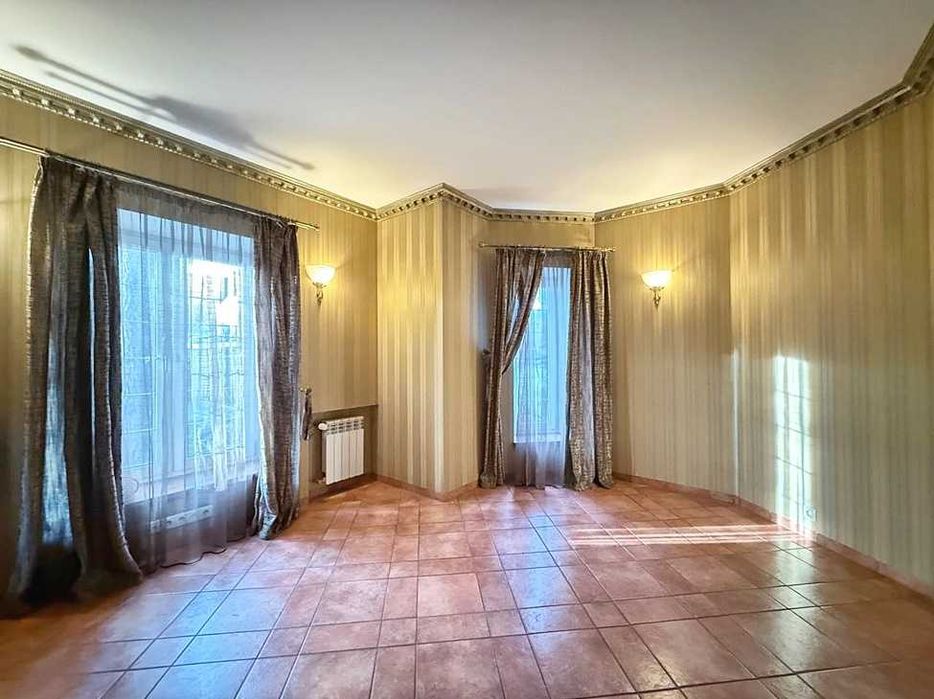 Будинок з ремонтом, гаражем, сауною та басейном. Центральний Парк.