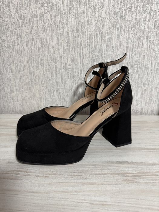 Чорні жіночі туфлі