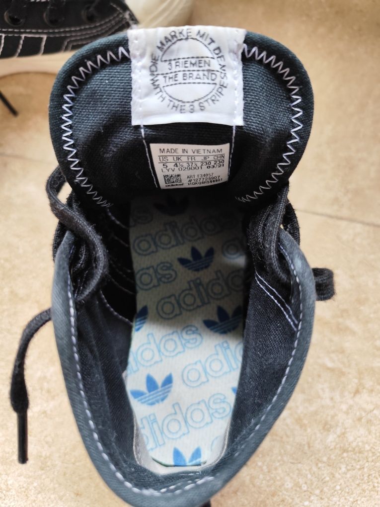 Sapatilhas Adidas muito bem conservadas.