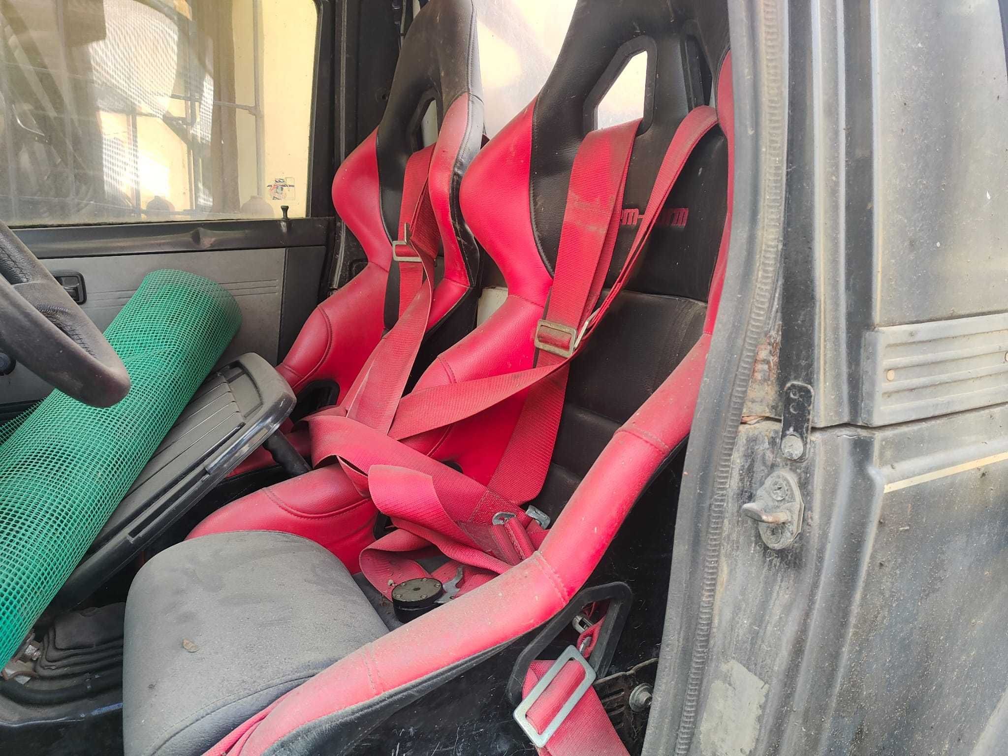 Nadwozie z klatką i fotelami kubełkowymi Suzuki Samurai