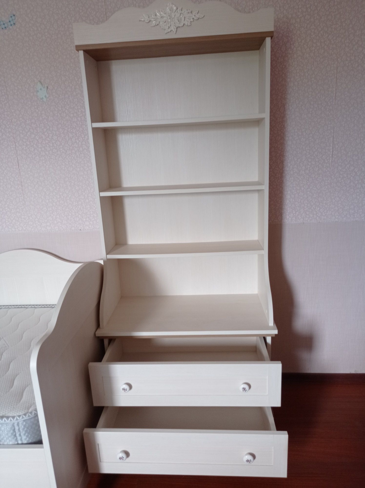 Комод,книжные шкафы