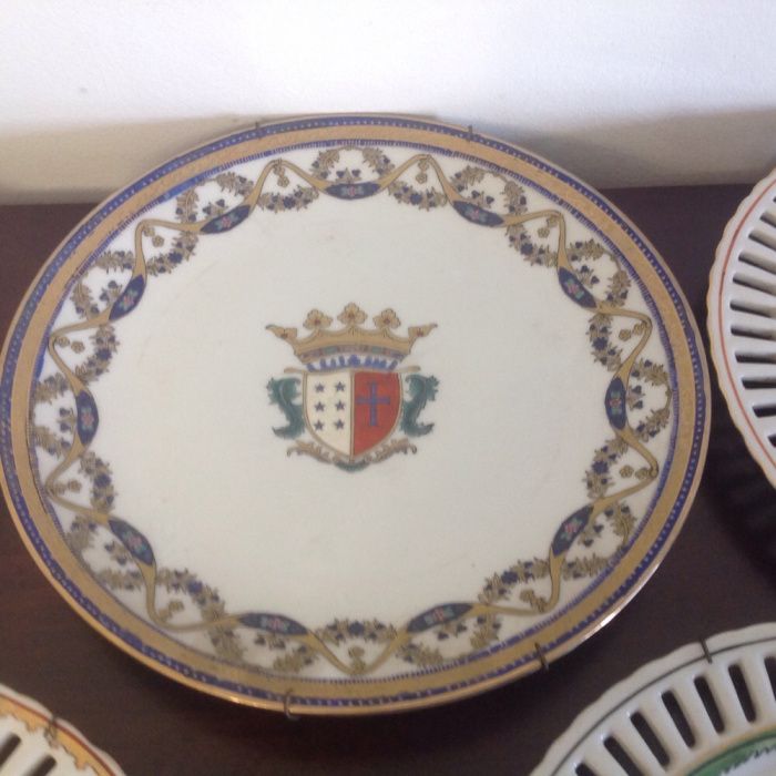 Diversos pratos de parede com brasão (preço unitário).