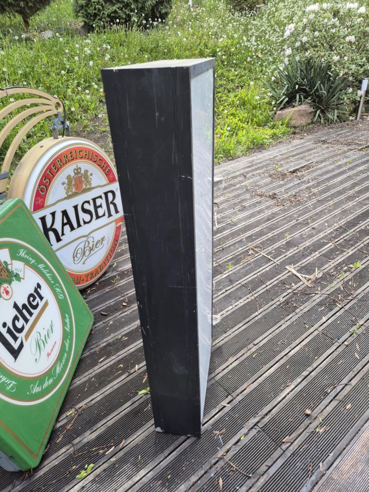 Reklamy Kaisera Lichera bitburgera podswietlane na sciane
