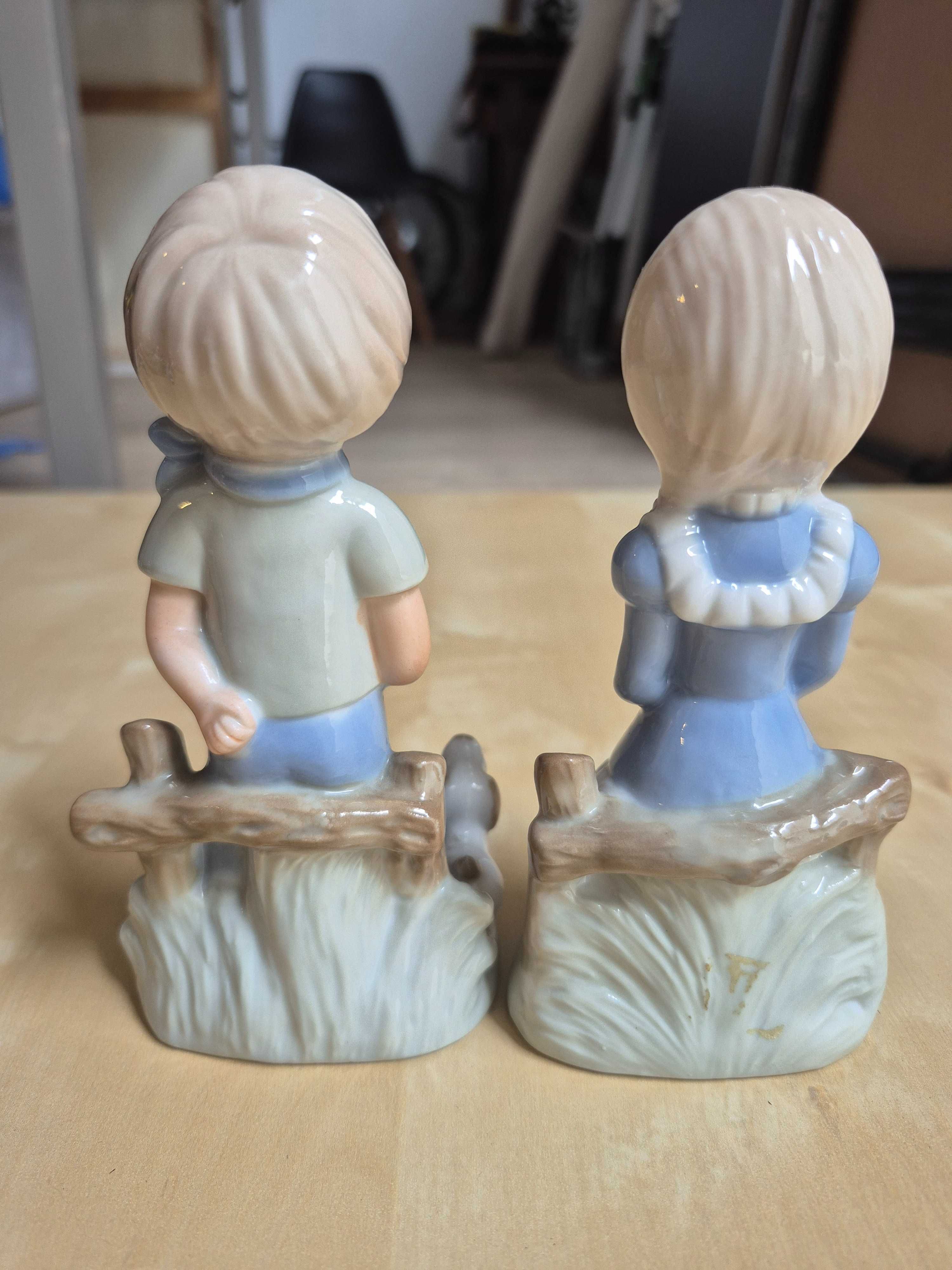 Gatinhos, menino e menina em porcelana antigos