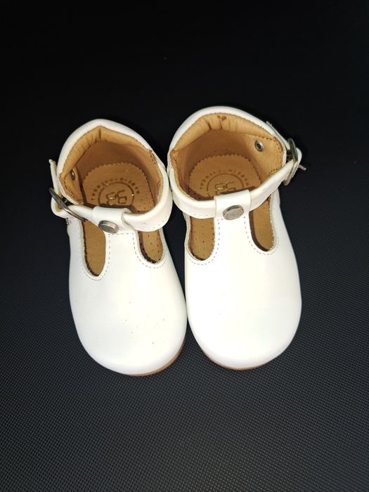 Sapatos brancos de bebé nº 20 em estado impecável