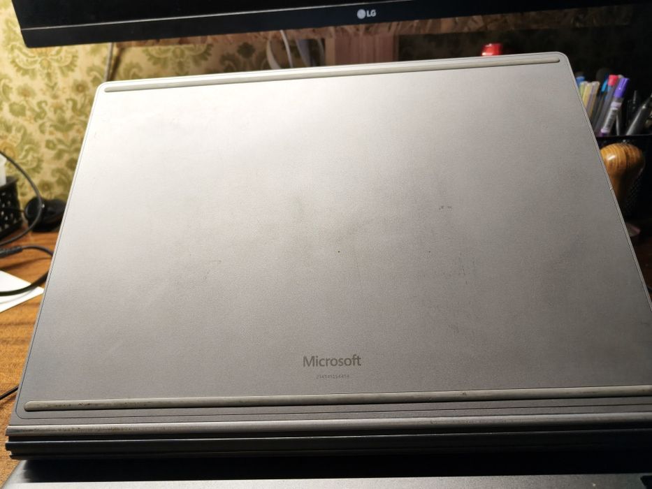 Microsoft Surface Book i7-6600, 8/256, NVidia GeForce 1 GB