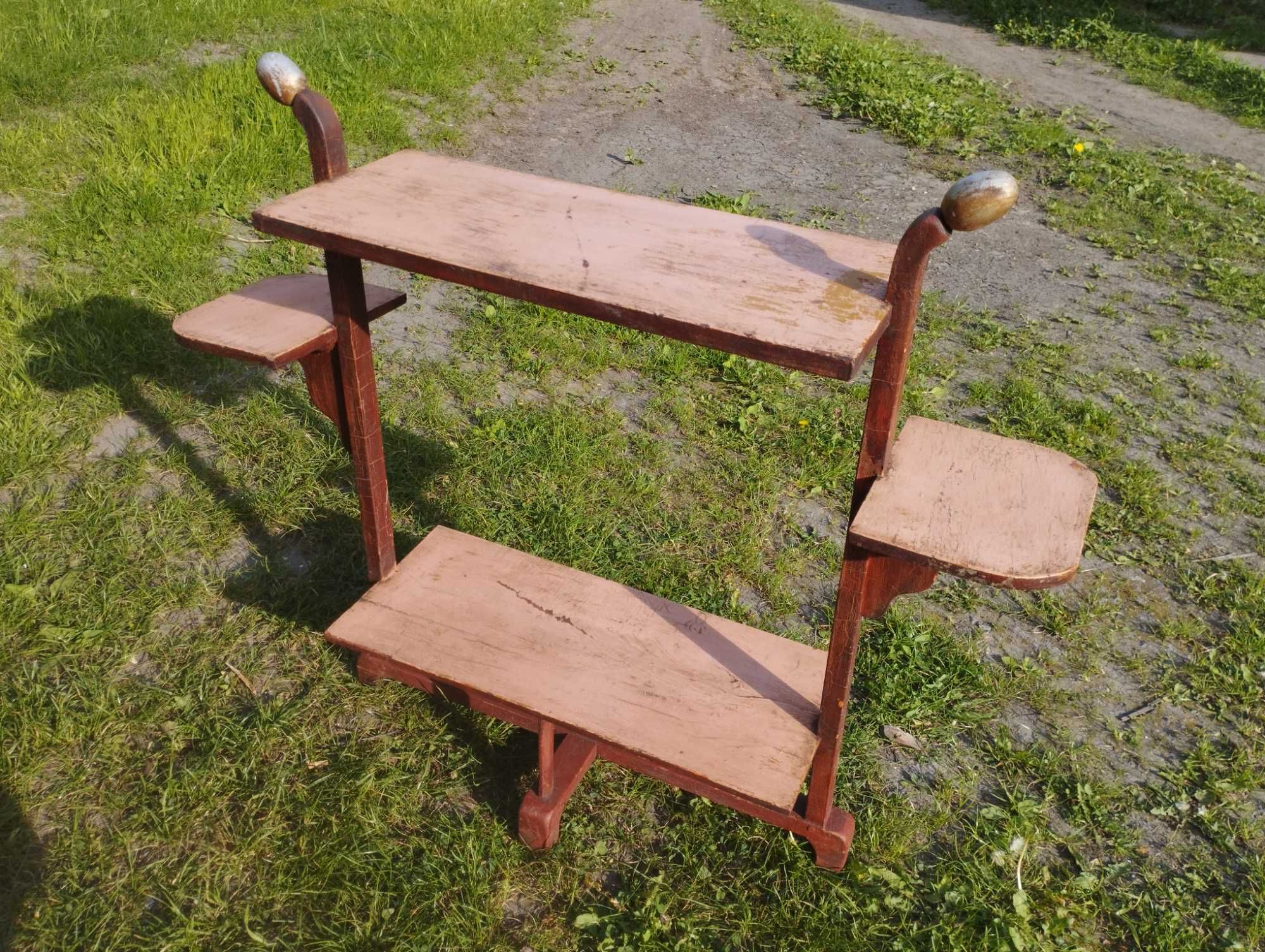 Stary drewniany kwietnik stojący