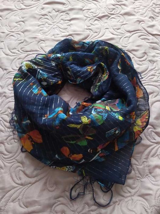 Cienka chusta w motyle