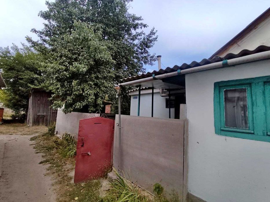 Продам частину будинку в гарному стані, з гаражем. (SP)