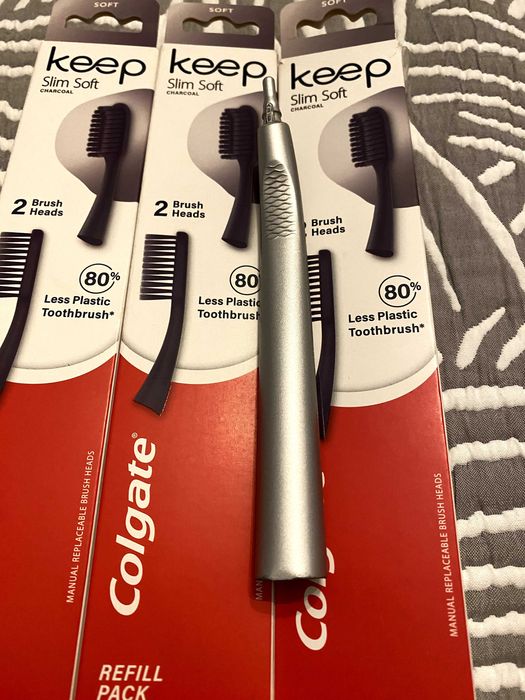 Szczoteczka Colgate Keep Slim Soft Charcoal z wymiennymi końcówkami