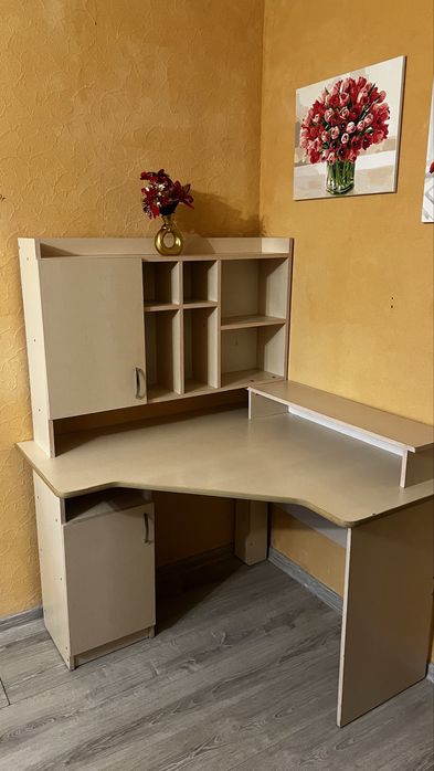 Угловой компьютерный стол