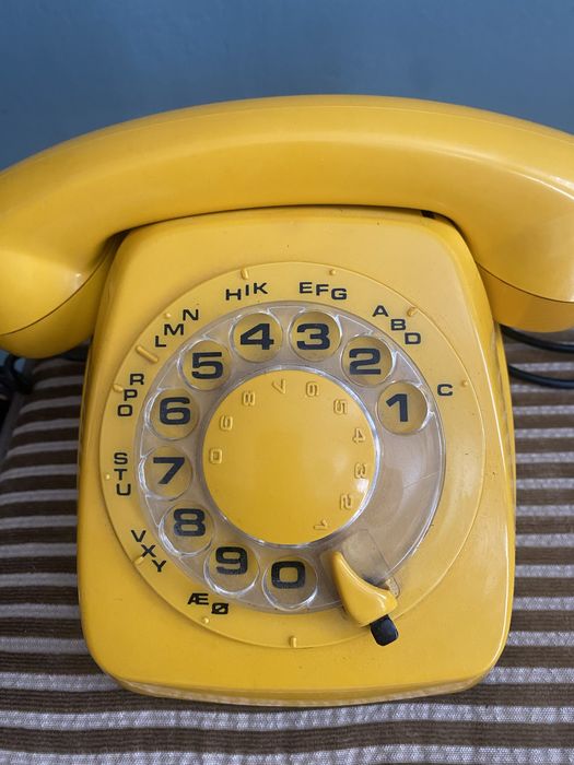 Stylowy analogowy aparat telefoniczny lata 90-te. Dania