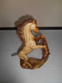 duza figurka Koń z masy zywicznej sygnowana