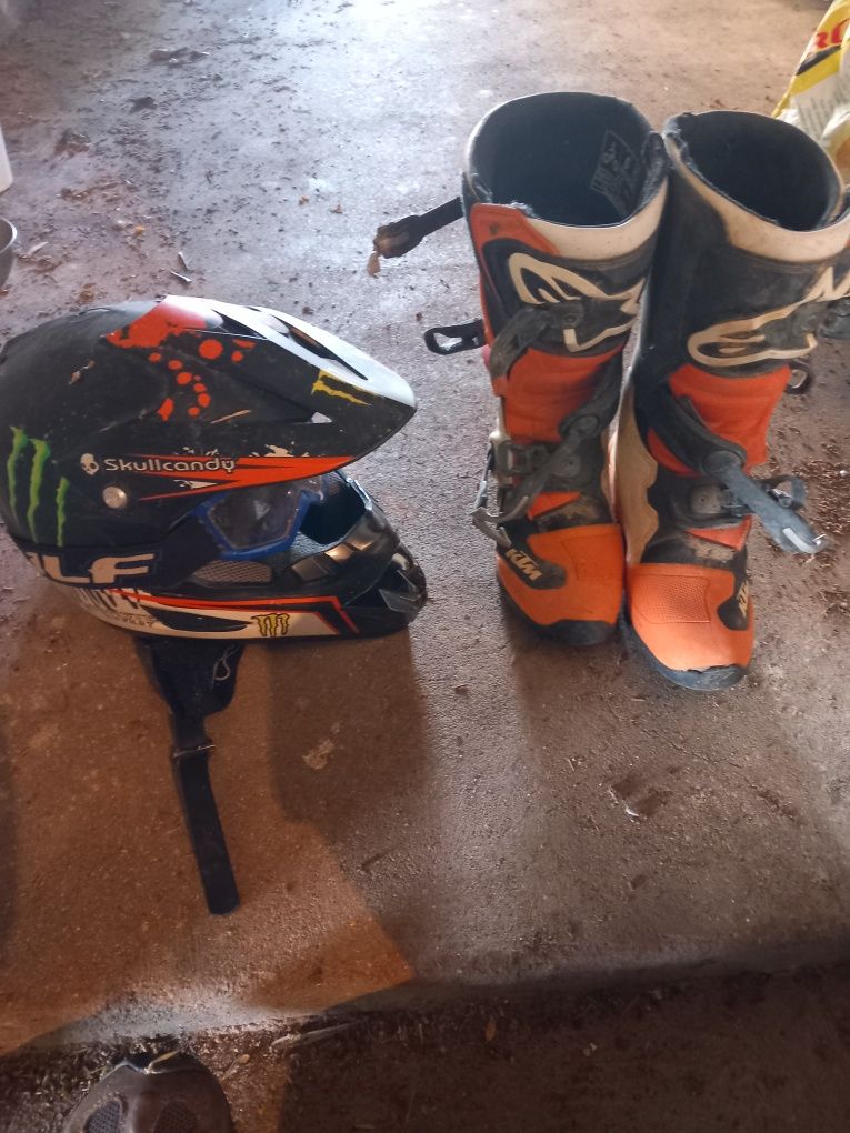 Vendo botas mais capacete