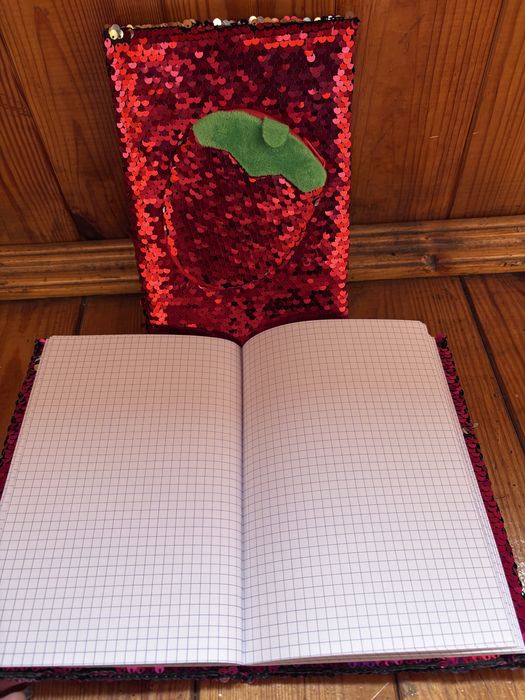 Блокнот з полуничкою в клітинку