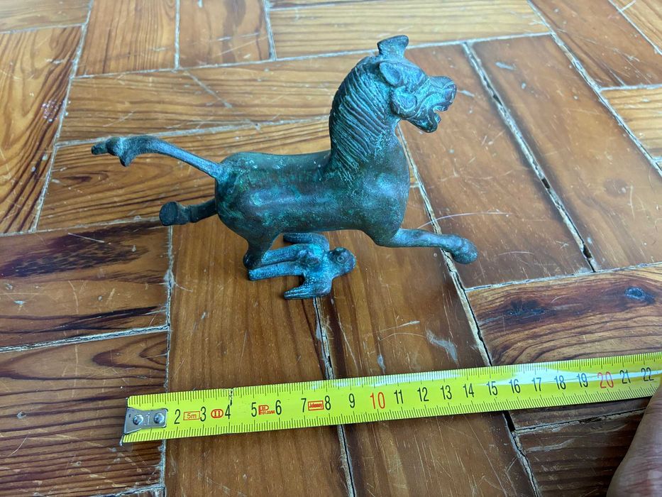 Cavalo sobre pomba em bronze