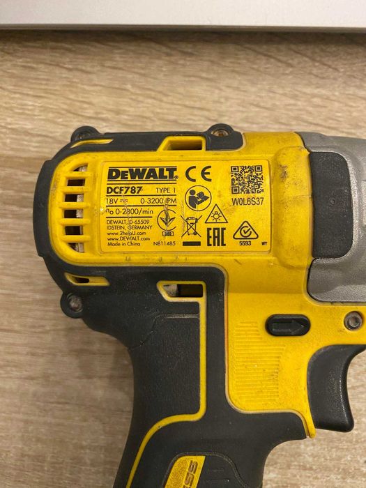 Zakrętarka udarowa DEWALT DCF787