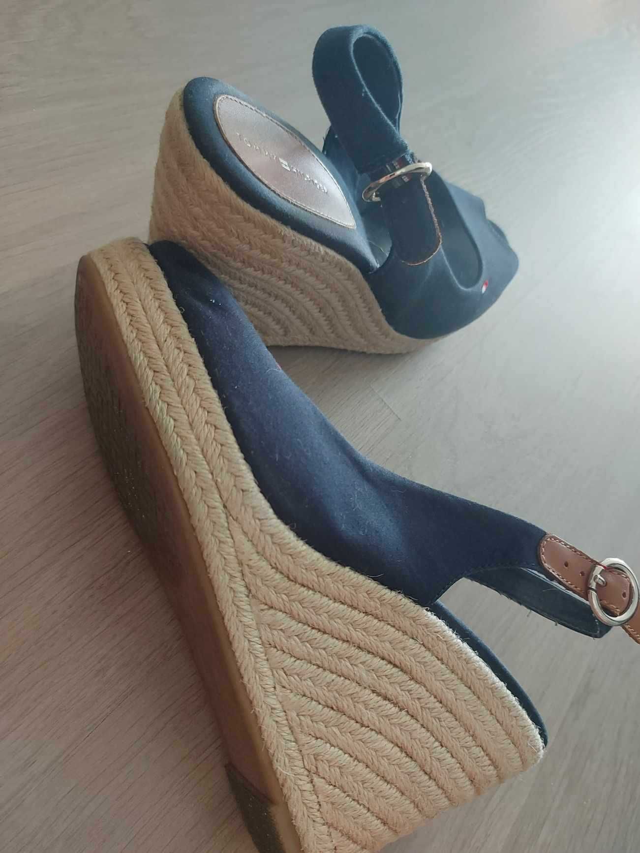 Tommy Hilfiger r. 41 sandałki koturny granat jak nowe