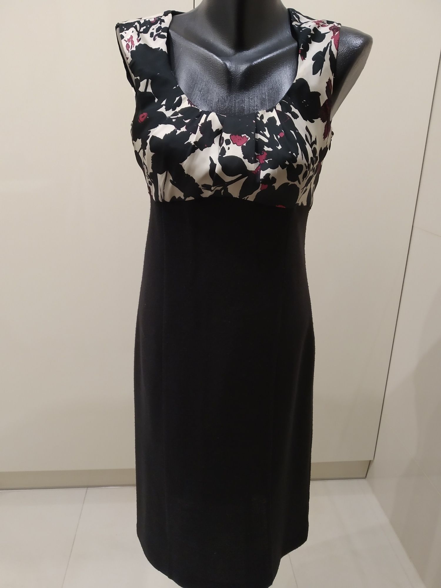 Elegancka sukienka podkreślająca talię.