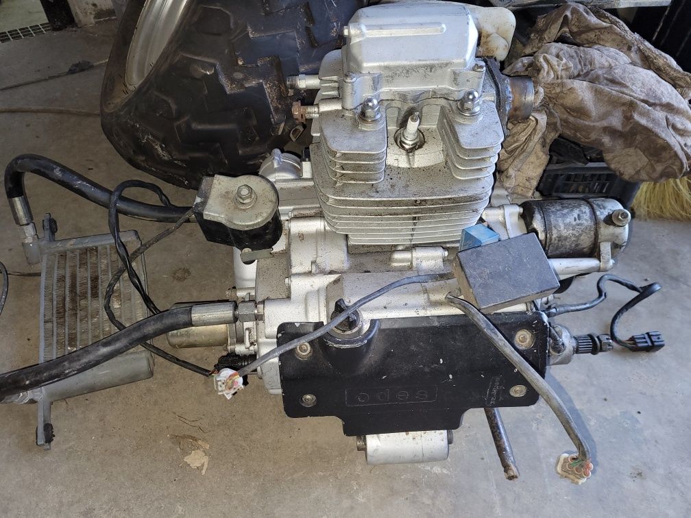 Cześć odes 400 4x4  silnik i inne cylinder tlok