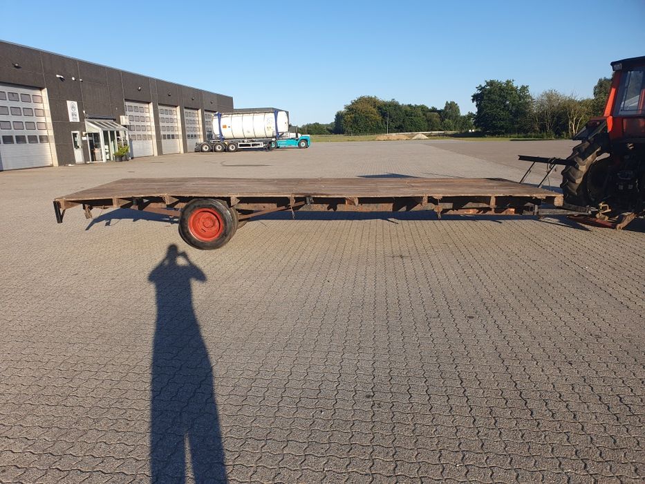 Przyczepa do bel słomy platforma