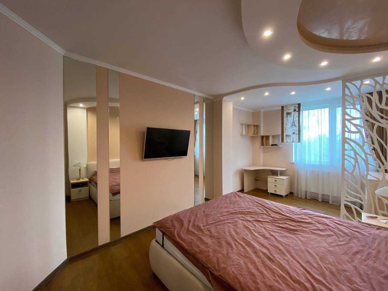 Однокімнатна квартира з меблями, технікою та відкритою терасою 11 м.кв