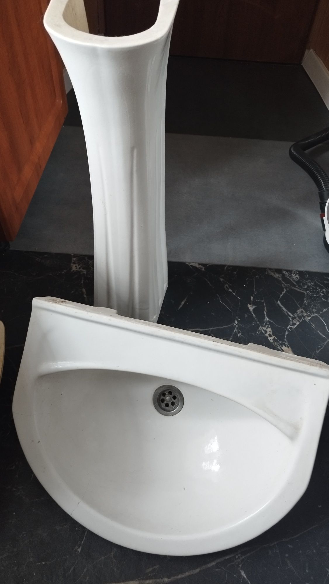 Ceramiczna umywalka z noga