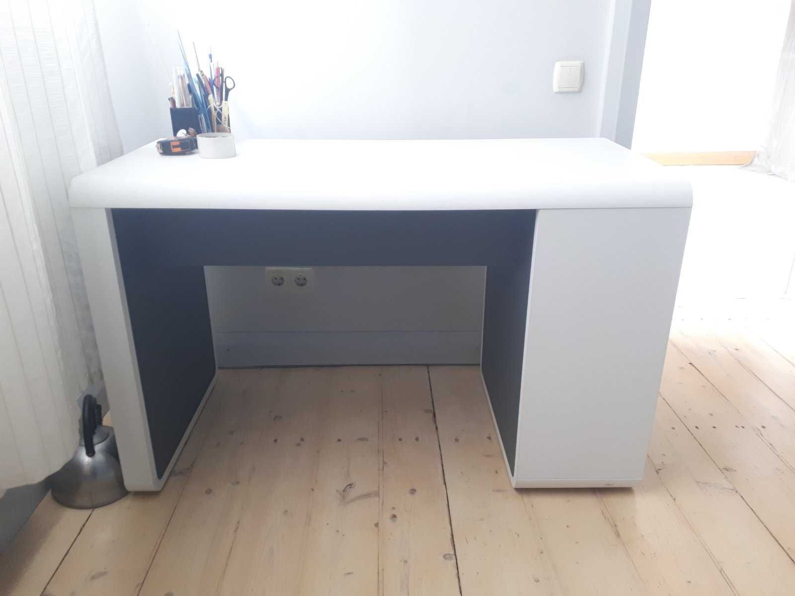 Стіл письмовий,белого кольору, фірми IKEA, піаніно чорне,немецьке