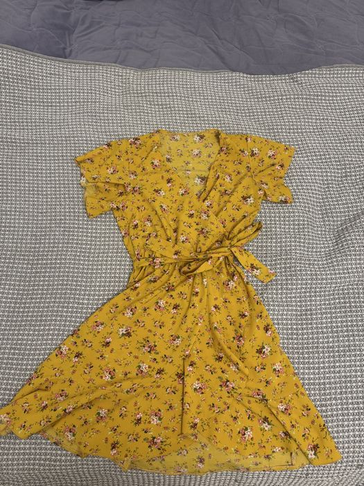 Жовта сукня з квіточками