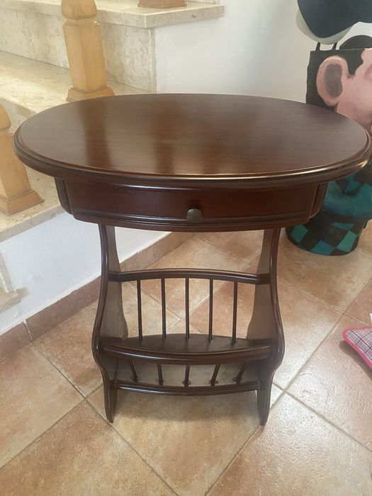 Mesa de apoio em madeira castanha