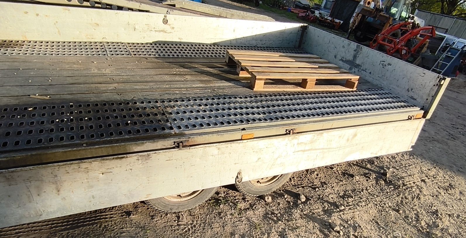 Przyczepa towarowa Saris laweta dmc 2700 kg rok 2005